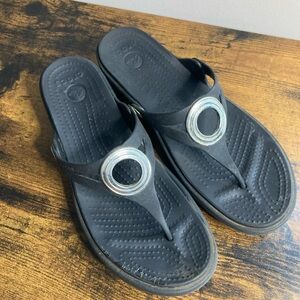 Crocs Womens Size 9 Sanrah Black Flip Flop Wedge Sandals Beveled Circle Slip On